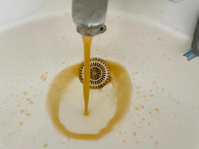 Аким Уральска ответил, как решают проблему ржавой воды в городе